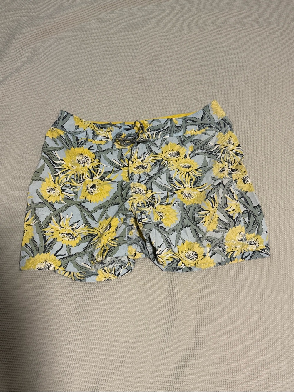 Patagonia Wavefarer Floral Board Shorts Women’s Size 13 Yellow Blue